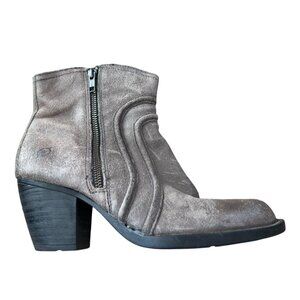 Born grey distressed ankle boot‎ side zip size 9 - excellent condition